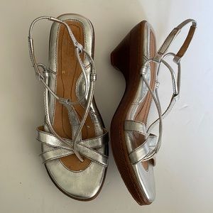 Born Merlot silver strappy sandals size 8 2.5 inches heel
